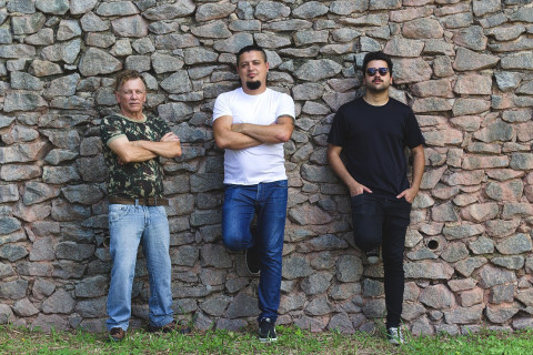 Five Dogs escancara feridas do sistema com riffs e revolta em novo EP "Falsos Profetas"