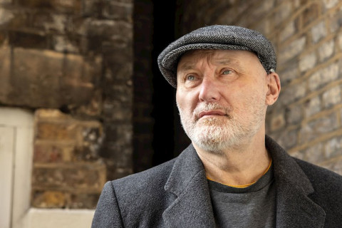 O lendário baixista Jah Wobble anuncia o álbum 'Dub Volume 1' pela Dimple Discs, compartilhando 'Tyson Dub Mix'