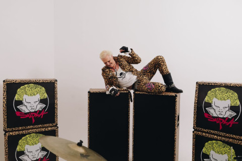 “Mamma’s Boy”, novo videoclipe do Supla, mescla imagens de estúdio e IA