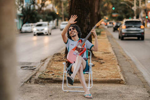 OLIVÊRA E O MANIFESTO INDIE AO OSTRACISMO INVOLUNTÁRIO