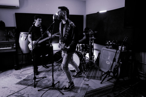 Tony Creek lança o single “Buried Alive” com crítica direta ao sistema e sonoridade inspirada no rock dos anos 90