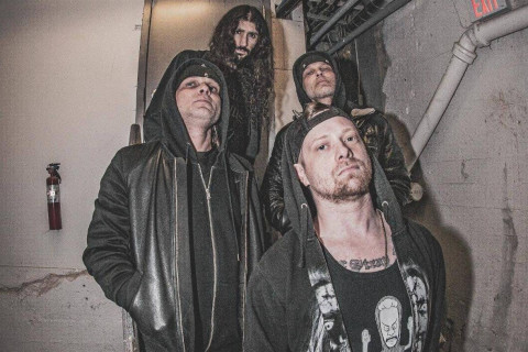 DAWN VALLY, de Toronto, libera a fúria da prisão com o novo single "Graves"