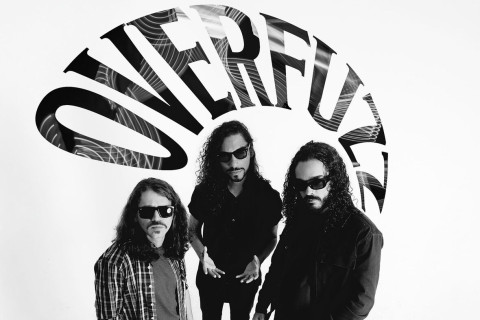 Overfuzz celebra 15 anos e canta em português no álbum Três