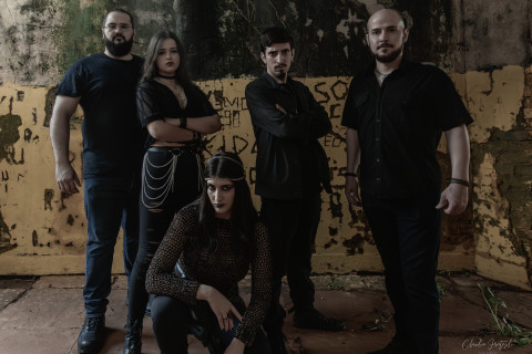 Santa Cora lança o single e videoclipe de "Ancient Road" antecipando seu novo álbum de estúdio