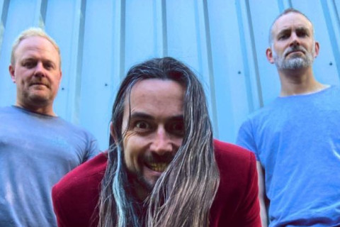 Trio de rock australiano Hello Enemy lança novo álbum "That Goes On There"