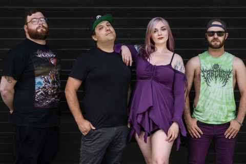 “Poemas de um Poltergeist” se materializa como a criação mais assombrada de Juliet Ruin até agora