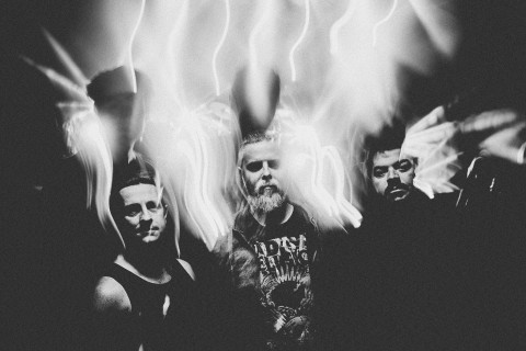 Post-Metal Refinado: Ausência de Cores — Um Estudo sobre o Poder Hipnótico