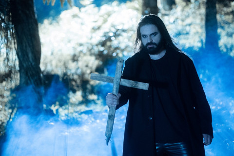 Daron lança videoclipe sombrio e cinematográfico de “O Cemitério”, primeiro single de nova fase