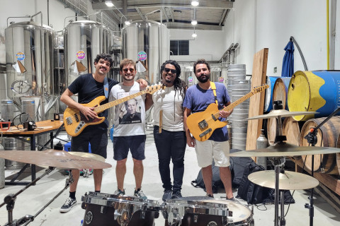 Seu Calixto Lança "Lá Fora": Uma Ode Rock N'Groove à Calmaria da Conexão