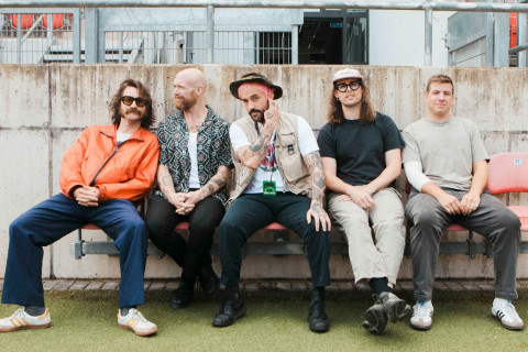 IDLES lança "Rabbit Run", canção original para o novo filme de Darren Aronofsky, "Caught Stealing"