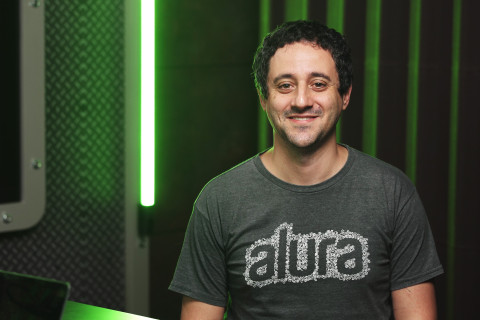 Guilherme Song fala da incessante busca pela imagem ideal no single "Reflexos na Academia feat Marianna Soter"