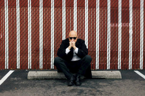 O roqueiro de Nova Jersey Greg Amici lança o single "No Fool", uma prévia  do álbum "Tragicomic"