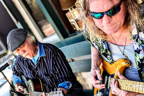 Os roqueiros americanos Robin Ross & The TW Howlers canalizam boas vibrações no EP 'Back To The Forest'