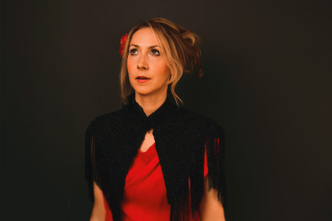 A cantora e compositora americana JESSIE KILGUSS abraça o indie rock no novo single "Howard Johnson's"