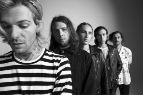 The Neighbourhood celebra 10 anos de "Wiped Out!" com edição especial e pop-up store em Los Angeles