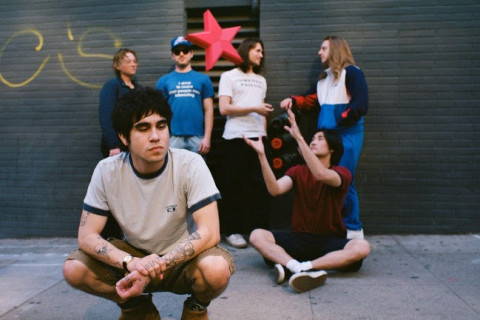 O sexteto de Los Angeles The Sophs revela o single "SWEAT"