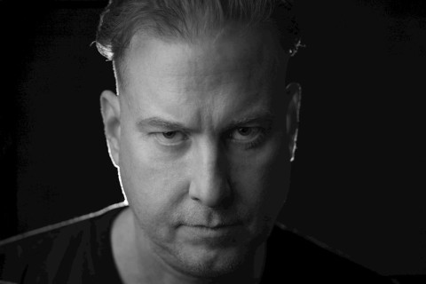 O artista eletrônico do Reino Unido Max Rael (History of Guns) apresenta 'Almost' do álbum de estreia