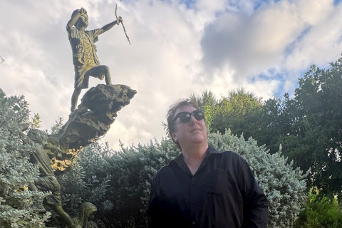 A PARIS MUSIC CORP. contrasta luz e escuridão nos singles 'Midnight Pad' e 'Sun Halos'. O novo  álbum 'Ecotone' já está disponível!