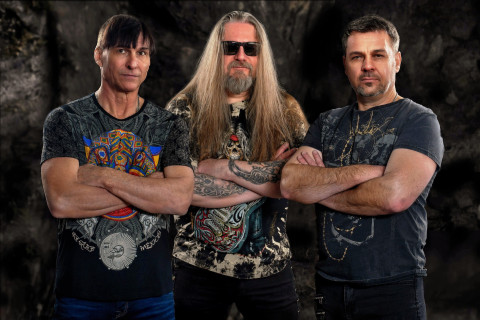 Trio de rock tcheco Extra Band lança novo single "Festa Dos Mortos" e anuncia turnê no Brasil