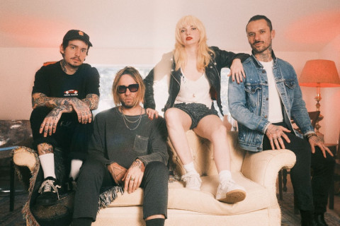 Projeto paralelo de Fi (NX Zero), Deb and The Mentals volta às origens em novo EP 'Old News'