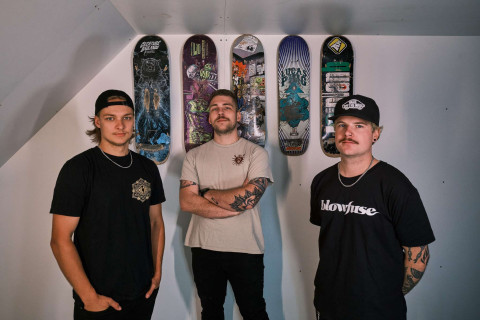 Trio suíço de punk rock Must Be Wrong lança novo single “Sunday Bloody Sunday”