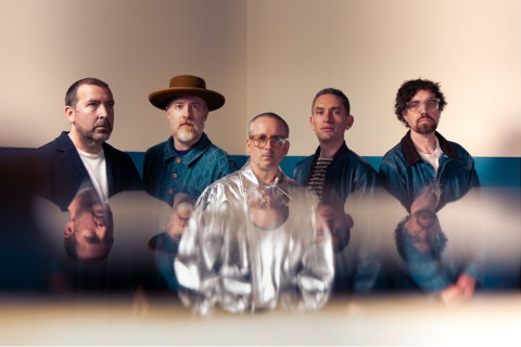 Hot Chip lança o single "Devotion" e anuncia a coletânea Joy In Repetition