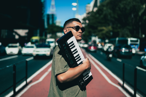 Deusnir Souza entrega maestria harmônica no single "Hubert"