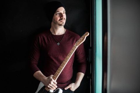 JON HARRIS presta homenagem a Quincy Jones em novo vídeo de gameplay "Mustard N Ketchup"