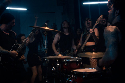 MUITO CALOR E SUOR EM UMA VERDADEIRA FESTA HARD ROCK! Conheça o vídeoclipe de “Teu Corpo”, da Lamarquez