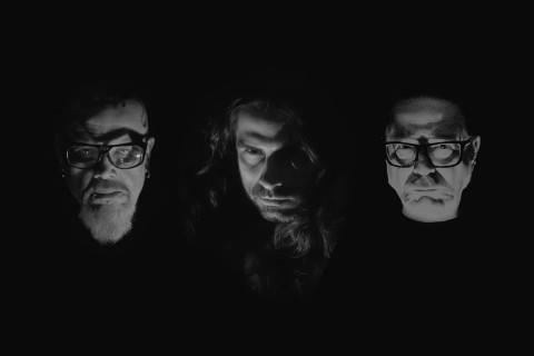 Em novo lyric video, "False", Babylons P e João Gordo contam com a participação de Jão (R.D.P.)