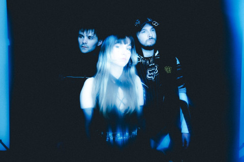 Night Tapes compartilha seu novo single “babygirl (like no1 else)”