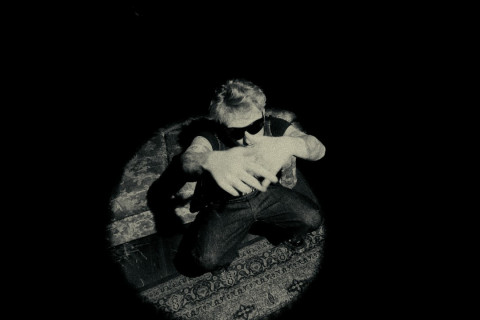 Trap-rock: Love Ghost lança novo single "RUNNIN' WITH THE WOLVES" com rapper mexicano El Burger