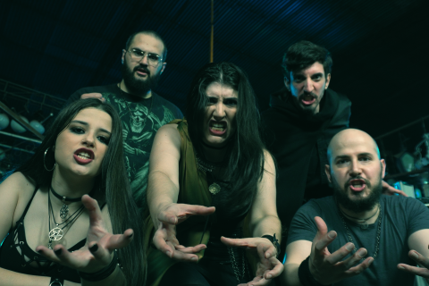 Santa Cora lança "Panic Nation" e expõe uma sociedade sufocada pelo consumismo