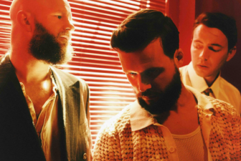 White Lies lança o single "In The Middle" e anuncia detalhes de seu sétimo álbum