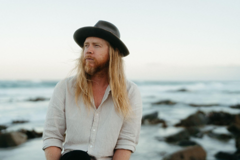 Stu Larsen o viajante nômade australiano está de volta com “If I’m Honest”