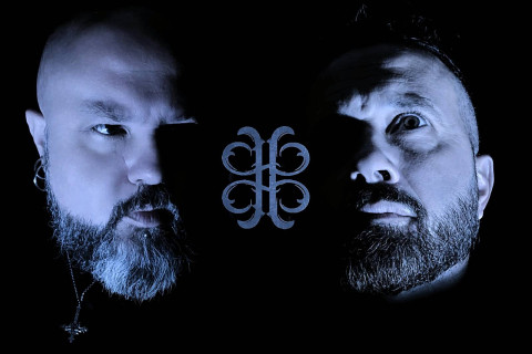 Duo paulista Acacia Crown confronta o horror do abuso infantil em sua obra mais intensa e devastadora!