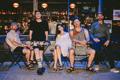 O exuberante  quinteto de Nova York Ecce Shnak compartilha o EP 'Backroom Sessions' e o vídeo de 'Fight Song'