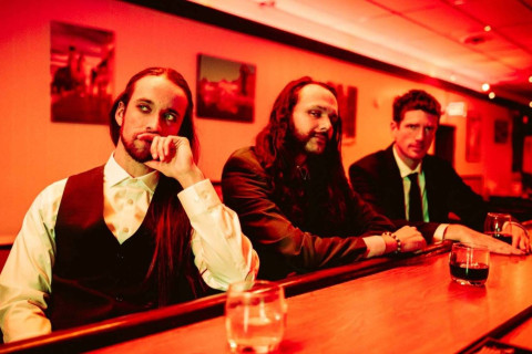 O novo vídeo do NIGHT'S EDGE, "Love Fiction", faz uma serenata com batidas de Alt-Meta