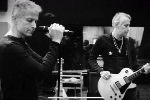 SILVER estreia clipe de "Mother", versão do clássico do Danzig