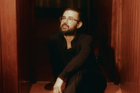 Hajaj anuncia seu álbum de estreia “Waiting Room”