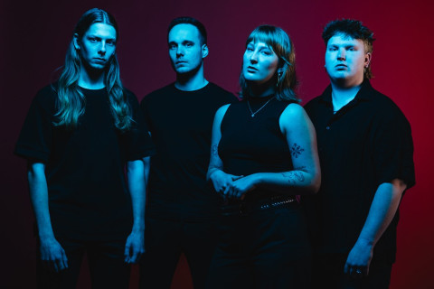 Os estreantes holandeses TRAVERSUS revelam novo single “Maybe In Another Life”