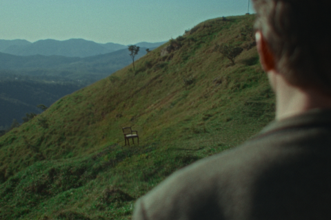 Lavolta traz mensagem antiansiedade no clipe de 'Yoga', músico da Scalene é o ator