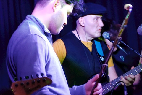 TIAN QIYI 'Mongolian Dub' define o ritmo do álbum 'Songs For Workers' com JAH WOBBLE