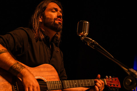 Fernando Quesada lança projeto solo "Acústico BR" com releituras do rock nacional