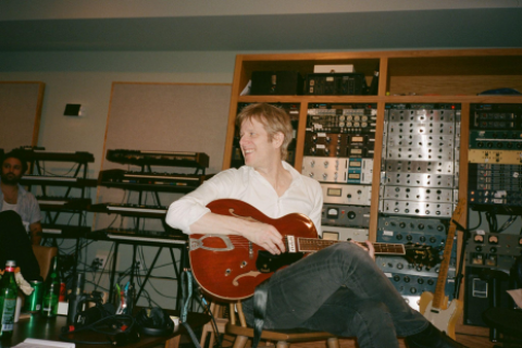 Spoon retorna com dois singles: "Chateau Blues" e "Guess I'm Fallin In Love"