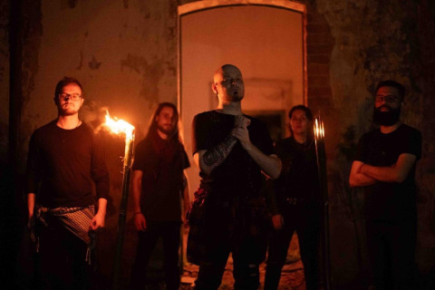Vakan dá voz ao assassino de "Sepia Dreams" com o single "The Hunter"