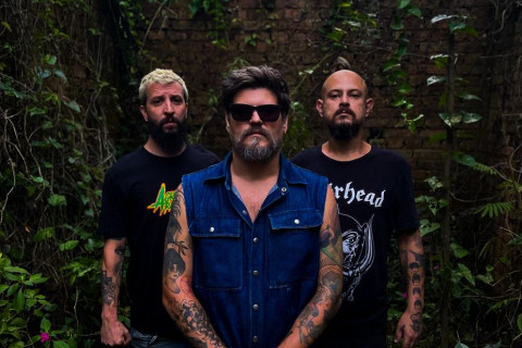 Traste convida para festa de audição do novo álbum 'Rastros, Resquícios y Otras Cositas Mas'