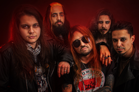 Madame Chaos leva os fãs às lágrimas em videoclipe cinematográfico de "There's No Time for Longing"