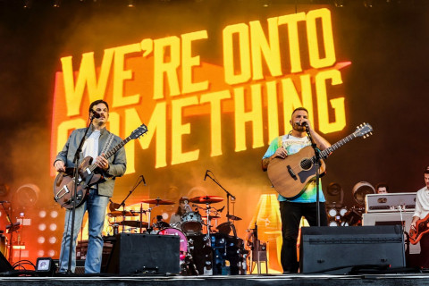 Kings of Leon lança o novo single "We're Onto Something", com Zach Bryan