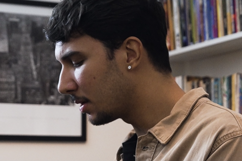 Relvas apresenta o intimista clipe de "Tua Voz", single lançado em homenagem aos avós